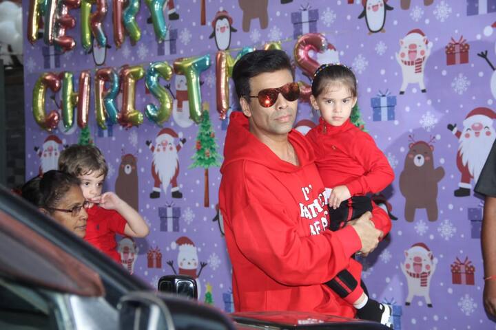 यश नैनी की गोद में नज़र आए. इस दौरान करण, यश और रूही तीनों ने ही लाल रंग की ड्रेस पहनी हुई थी. (तस्वीर: मानव मंगलानी)