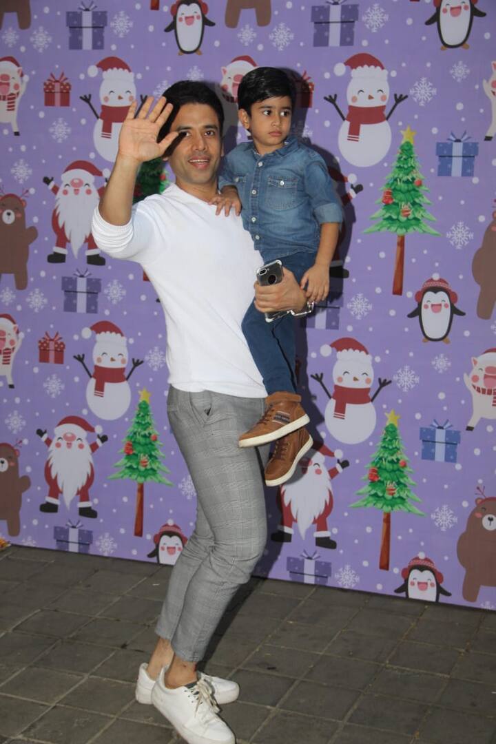 पार्टी में अभिनेता तुषार कपूर अपने बेटे लक्ष्य कपूर के साथ पहुंचे. (तस्वीर: मानव मंगलानी)