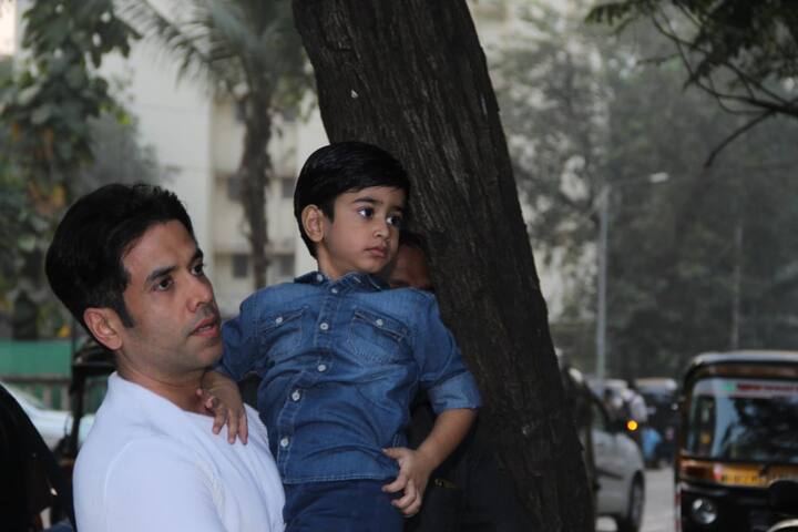 तुषार जहां फुल स्लीव की सफेद टी शर्ट में दिखे तो उनकी गोद में दिख रहे लक्ष्य नीले रंग की डेनिम की शर्ट और जींस की पैंट में नज़र आए. (तस्वीर: मानव मंगलानी)