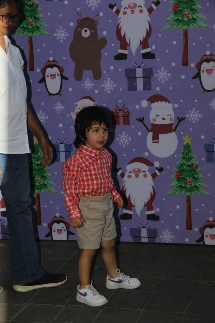 तैमूर इस दौरान अपनी नैनी के साथ दिखाई दिए. उन्होंने चेक की हल्के लाल रंग की शर्ट और हाफ पैंट पहनी हुई थी. (तस्वीर: मानव मंगलानी)