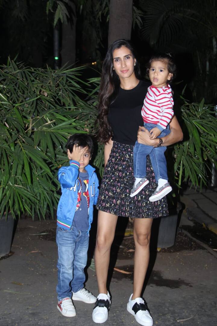 अहिल की क्रिसमस पार्टी में फिल्ममेकर प्रज्ञा कपूर भी अपने दोनों बच्चों के साथ पहुंचीं. (तस्वीर: मानव मंगलानी)