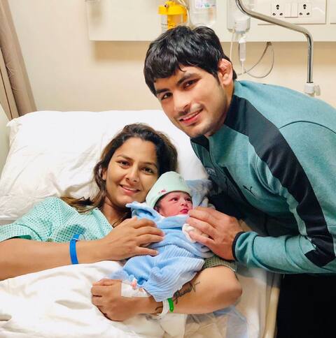 गीता फोगाट के घर आया नन्हा मेहमान, सोशल मीडिया पर शेयर की बेटे की तस्वीर, लिखा खास मैसेज गीता फोगाट के घर आया नन्हा मेहमान, सोशल मीडिया पर शेयर की बेटे की तस्वीर, लिखा खास मैसेज