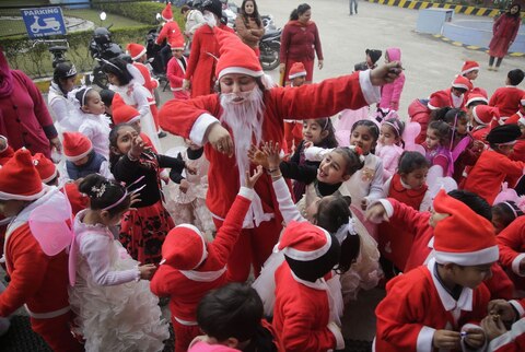 PICTURES: क्रिसमस के जश्न में डूबी दुनिया, खूबसूरत सजावट और रोशनी से जगमगाए चर्च PICTURES: क्रिसमस के जश्न में डूबी दुनिया, खूबसूरत सजावट और रोशनी से जगमगाए चर्च