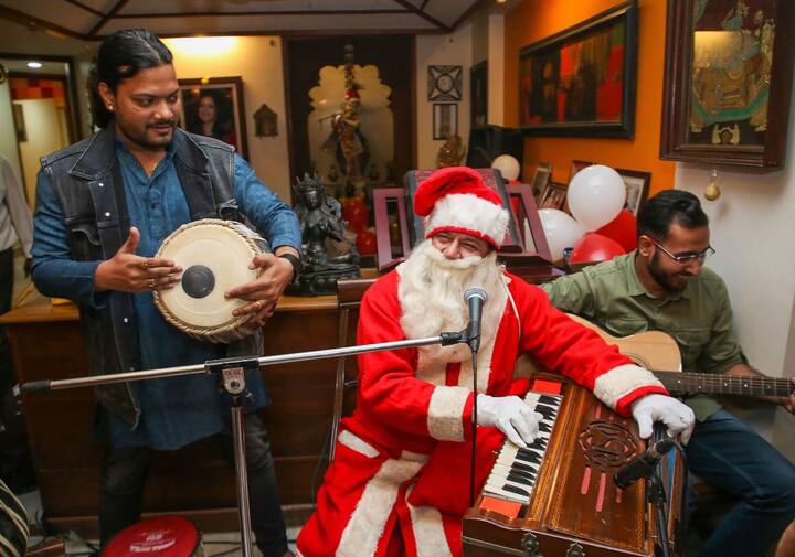 इस तस्वीर में भजन सम्राट अनूप जलोटा क्रिसमस के जश्न में डूबे हुए हैं.