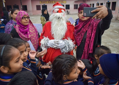 PICTURES: क्रिसमस के जश्न में डूबी दुनिया, खूबसूरत सजावट और रोशनी से जगमगाए चर्च PICTURES: क्रिसमस के जश्न में डूबी दुनिया, खूबसूरत सजावट और रोशनी से जगमगाए चर्च