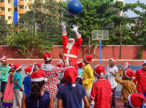PICTURES: क्रिसमस के जश्न में डूबी दुनिया, खूबसूरत सजावट और रोशनी से जगमगाए चर्च PICTURES: क्रिसमस के जश्न में डूबी दुनिया, खूबसूरत सजावट और रोशनी से जगमगाए चर्च