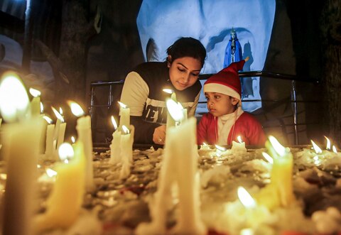 PICTURES: क्रिसमस के जश्न में डूबी दुनिया, खूबसूरत सजावट और रोशनी से जगमगाए चर्च PICTURES: क्रिसमस के जश्न में डूबी दुनिया, खूबसूरत सजावट और रोशनी से जगमगाए चर्च