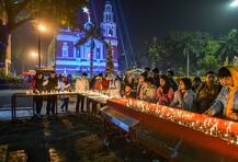 PICTURES: क्रिसमस के जश्न में डूबी दुनिया, खूबसूरत सजावट और रोशनी से जगमगाए चर्च