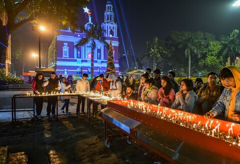 PICTURES: क्रिसमस के जश्न में डूबी दुनिया, खूबसूरत सजावट और रोशनी से जगमगाए चर्च PICTURES: क्रिसमस के जश्न में डूबी दुनिया, खूबसूरत सजावट और रोशनी से जगमगाए चर्च