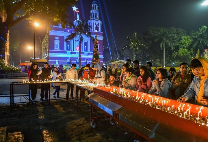 क्रिसमस पर्व प्रभु यीशु के जन्म उत्सव के रूप में 25 से 31 दिसंबर तक मनाया जाता है, जो 24 दिसंबर की आधी रात से ही शुरु हो जाता है.