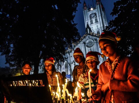 PICTURES: क्रिसमस के जश्न में डूबी दुनिया, खूबसूरत सजावट और रोशनी से जगमगाए चर्च PICTURES: क्रिसमस के जश्न में डूबी दुनिया, खूबसूरत सजावट और रोशनी से जगमगाए चर्च