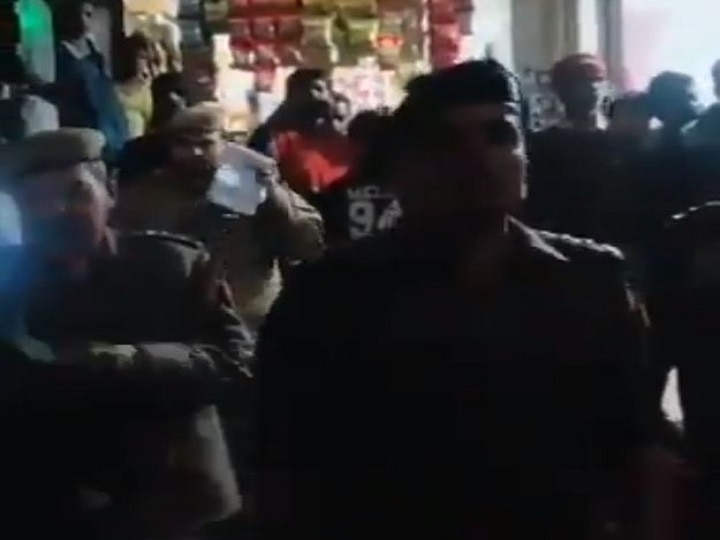 Delhi police video of officer instructing students to vacate Mukherjee Nagar मुखर्जी नगर: वायरल वीडियो में छात्रों को PG खाली करने का आदेश, पुलिस ने किया खारिज