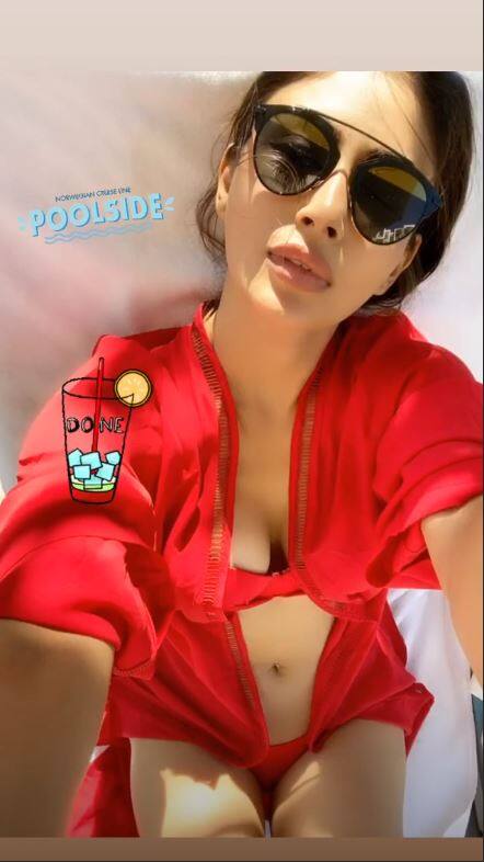 बता दें कि मौनी फैंस के बीच अपनी हॉटनेस को लेकर भी खासा लोकप्रिय हैं. (Photo Credit: @imouniroy Instagram)