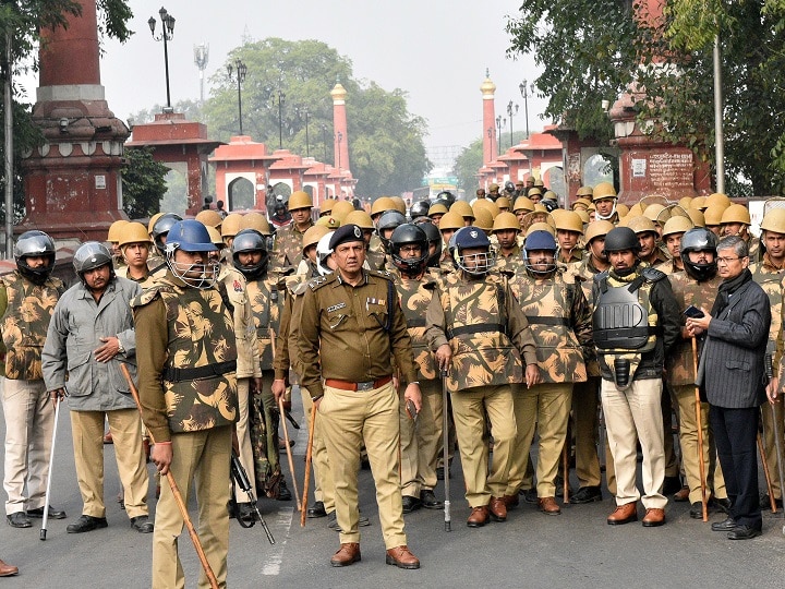 Uttar Pradesh Police Fix notice in lucknow on CAA NRC Violence Accused House लखनऊ: CAA-NRC की आड़ में हिंसा फैलाने के आरोपी, डुगडुगी बजवा कर घरों पर नोटिस चस्पा किया गया