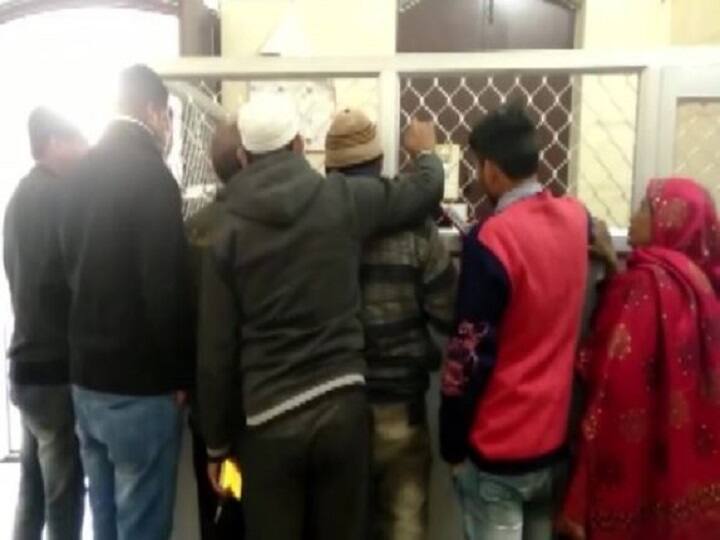 CAA: हापुड़ में जन्म प्रमाणपत्र बनवाने के लिए उमड़ी भीड़, 1948 में जन्मे लोगों ने भी किया आवेदन CAA: Crowds gathered to get Birth Certificate in Hapur, people born in 1948 also applied CAA: हापुड़ में जन्म प्रमाणपत्र बनवाने के लिए उमड़ी भीड़, 1948 में जन्मे लोगों ने भी किया आवेदन