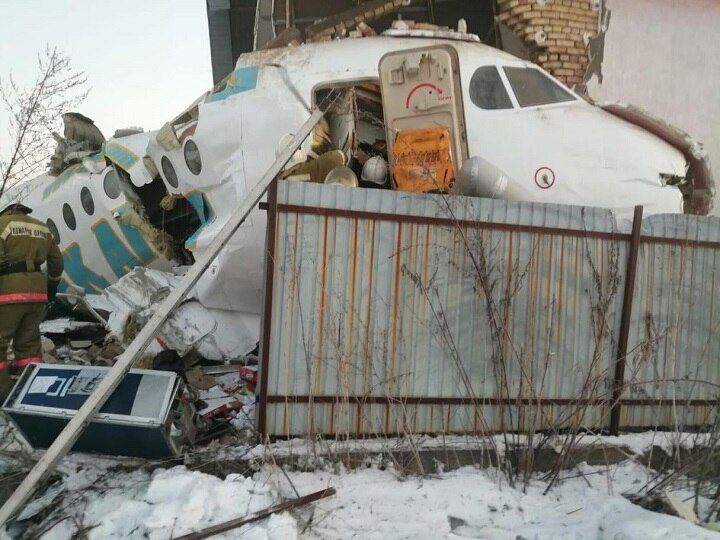 Major air crash in Kazakhstan: A plane crash carrying 100 people - seven dead कजाकिस्तान में इमारत से टकराया 100 यात्रियों वाला बेक एयर का विमान, अबतक 14 लोगों की मौत