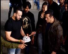 सलमान खान ने घरवालों के साथ काटा बर्थडे केक, देखें शानदार तस्वीरें