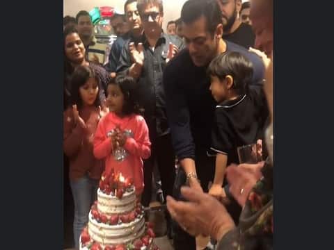 54 साल के हुए 'दबंग' सलमान, पूरे परिवार के साथ काटा केट, वायरल हो रहा है ये वीडियो 54 साल के हुए 'दबंग' सलमान, पूरे परिवार के साथ काटा केट, वायरल हो रहा है ये वीडियो