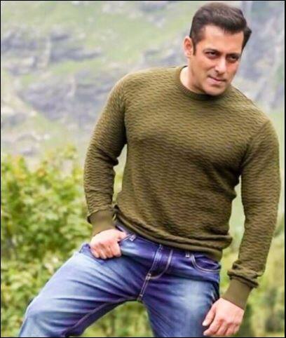 सलमान आज से ही नहीं शुरू से ही अपनी फिटनेस को लेकर खासा चिंतित रहते थे. उन्हें उनका पहला ऐड दिलाने में उनकी फिटनेस ने काफी मदद की थी. तब से लेकर आज तक उन्होंने ये सिलसिला जारी रखा है. अब तो सिक्स पैक एब्स और चौड़ा सीना उनकी पुख्ता पहचान बन गई. ‘हम आपके हैं कौन’ के स्वीट प्रेम से लेकर बजरंगी भाईजान तक उन्होंने ये जारी रखा है.