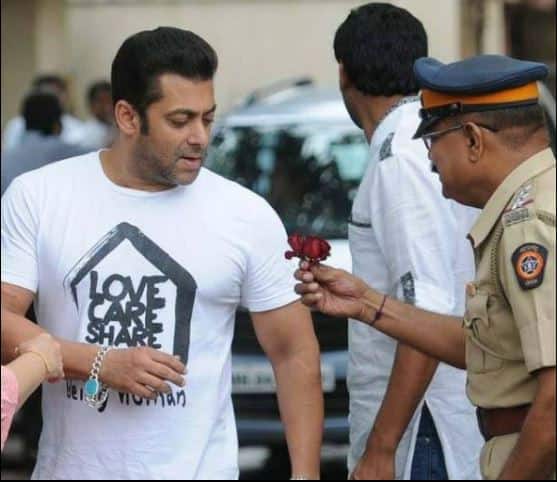 सलमान खान ने अपने शुरुआती दौर में काफी धक्के खाने पड़े थे. उनके पिता उनको हमेशा आगे बढ़ने की हिम्मत देते थे. लेकिन उन्होंने सलमान को उनका स्ट्रगल खुद करने दिया. करीब 26 साल से सलमान खान के मेकअप मैन रहे सुदेश नाग बताते हैं कि शुरुआती दौर में हमें कई दफा बस में धक्के खाते जाना पड़ता था, लेकिन अब सलमान अब लोगों के दिलों पर राज करते हैं. 