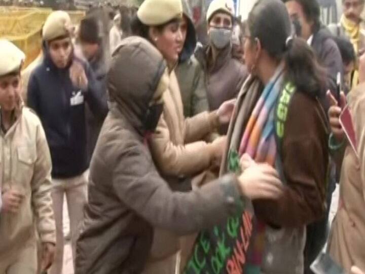 Protest against Citizenship Amendment Act continues CAA Protest: नागरिकता कानून के खिलाफ लोगों का प्रदर्शन जारी, यूपी भवन से हिरासत में लिए गए कई लोग