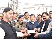 CAA Protests: बुलंदशहर में हुई हिंसा में नुकसान की भरपाई के लिए मुस्लिम समुदाय ने प्रशासन को सौंपा 6.27 लाख रुपये का चेक