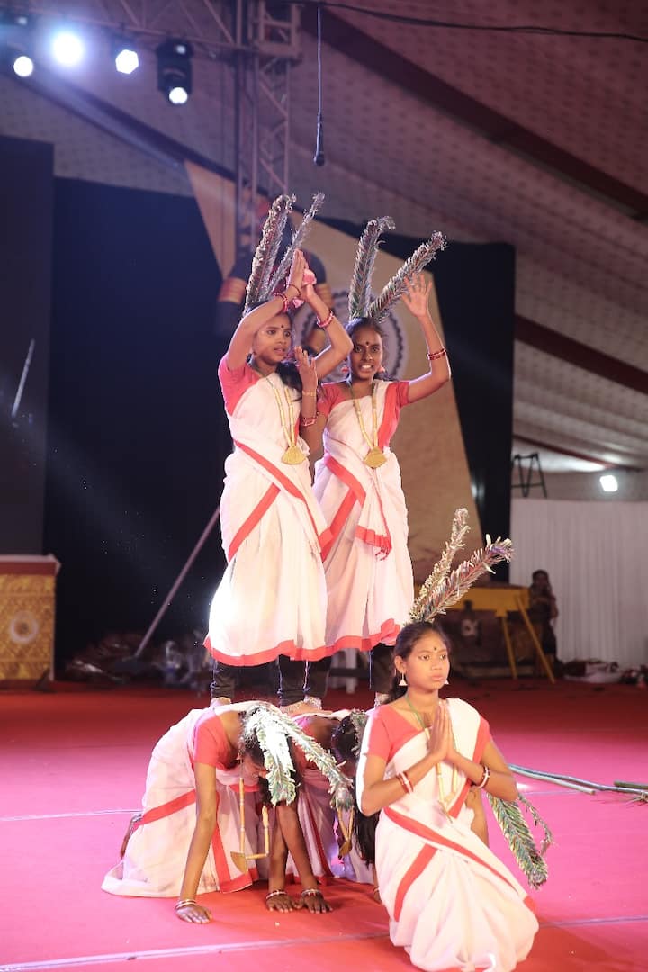  आदिवासी नृत्य महोत्सव में 43 से अधिक नृत्य शैलियों का प्रदर्शन होगा. उन्हीं में से एक नृत्य कला का प्रदर्शन करता महिलाओं का एक समूह