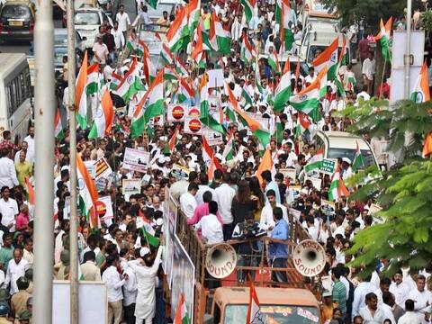 मुंबई: स्थापना दिवस पर कांग्रेस ने निकाला 'भारत बचाओ-संविधान बचाओ' मार्च मुंबई: स्थापना दिवस पर कांग्रेस ने निकाला 'भारत बचाओ-संविधान बचाओ' मार्च