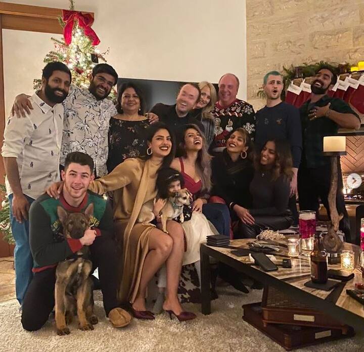 निक-प्रियंका की परिवार के साथ क्रिसमस सेलिब्रेशन की तस्वीर भी सोशल मीडिया पर खूब वायरल हुई थीं. (Photo Credit: @priyankachopra Instagram)