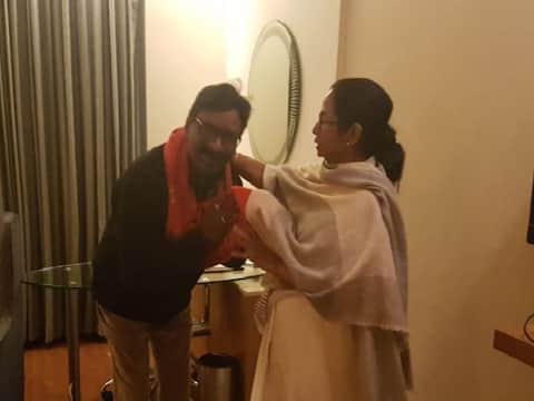 CM पद की शपथ लेंगे हेमंत सोरेन, समारोह में जुटेंगे विपक्षी दलों के दिग्गज, रांची पहुंचीं ममता बनर्जी CM पद की शपथ लेंगे हेमंत सोरेन, समारोह में जुटेंगे विपक्षी दलों के दिग्गज, रांची पहुंचीं ममता बनर्जी