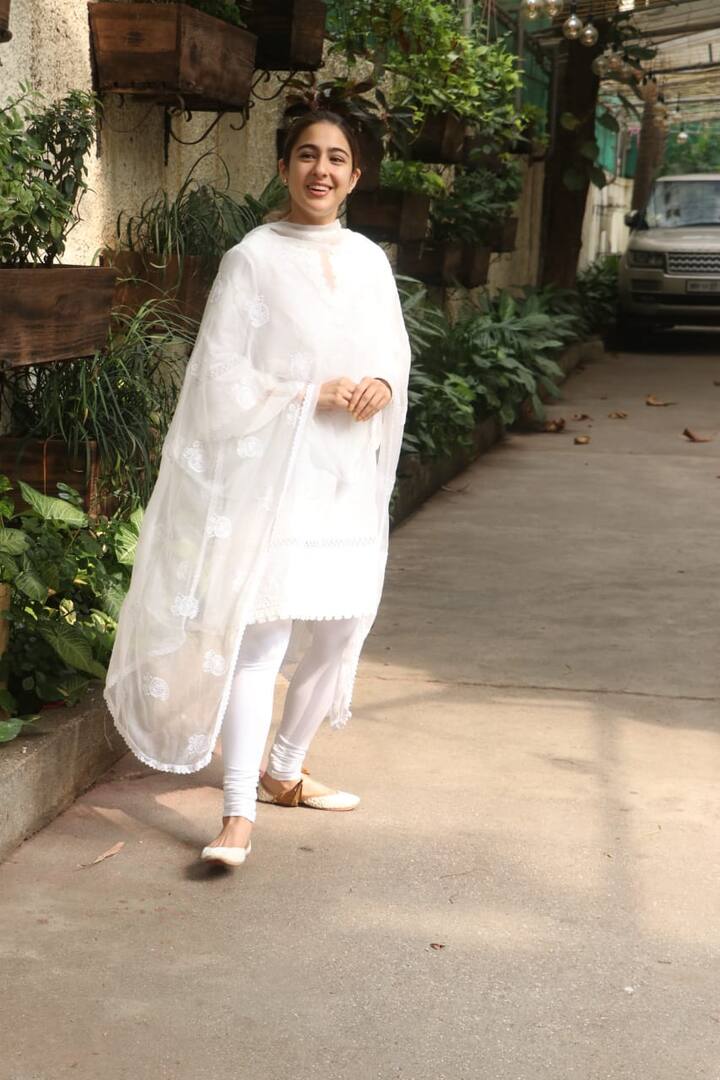 पहले जहां ये दोनों अक्सर ही साथ में घूमते और मस्ती करते स्पॉट किए जाते थे वहीं अब एक इवेंट और एक ही स्टूडियों में साथ होते भी दोनों एक दूसरे से दूर ही रहना पसंद करते हैं. (Photo Credit: Manav Manglani)