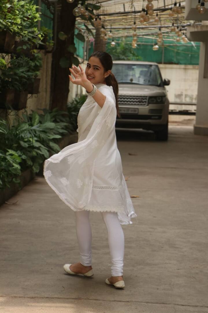 सारा अली खान इस दौरान व्हाइट सूट में काफी सिंपल और खूबसूरत दिखाई दे रही थीं. (Photo Credit: Manav Manglani)