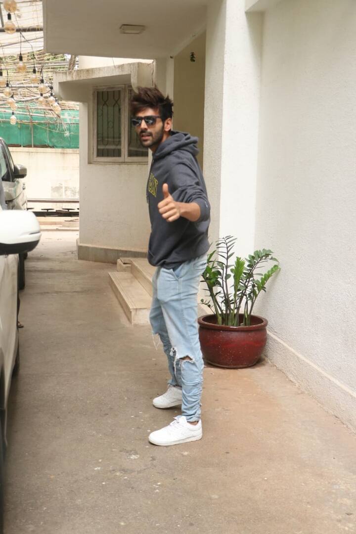 दरअसल इस दौरान दोनों अपनी आने वाली फिल्म 'लव आज कल 2' के लिए डबिंग स्टूडियों पहुंचे थे लेकिम एक साथ नहीं बल्कि अलग अलग. (Photo Credit: Manav Manglani)