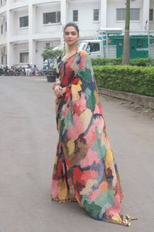 PHOTOS: 'छपाक' के प्रमोशन के लिए खूबसूरत अंदाज में पहुंचीं दीपिका पादुकोण, साड़ी पहने तस्वीरें वायरल