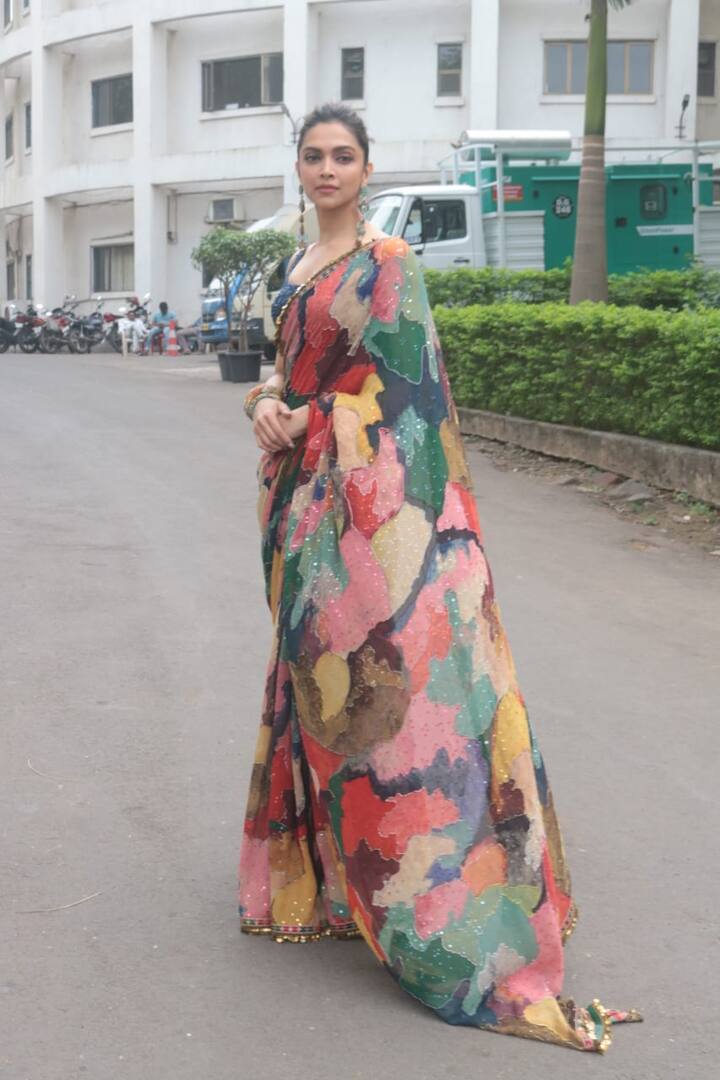 बॉलीवुड अभिनेत्री दीपिका पादुकोण इन दिनों अपनी आने वाली फिल्म 'छपाक' का जबरदस्त प्रमोशन कर रही हैं. ऐसे में वो हाल ही में रियलिटी शो के सेट पर इस फिल्म को प्रमोट करने के लिए पहुंचीं. यहां ये उनका काफी सारी खूबसूरत तस्वीरें हम आपके लिए लेकर आए हैं. (Photo credit: Manav Manglani)