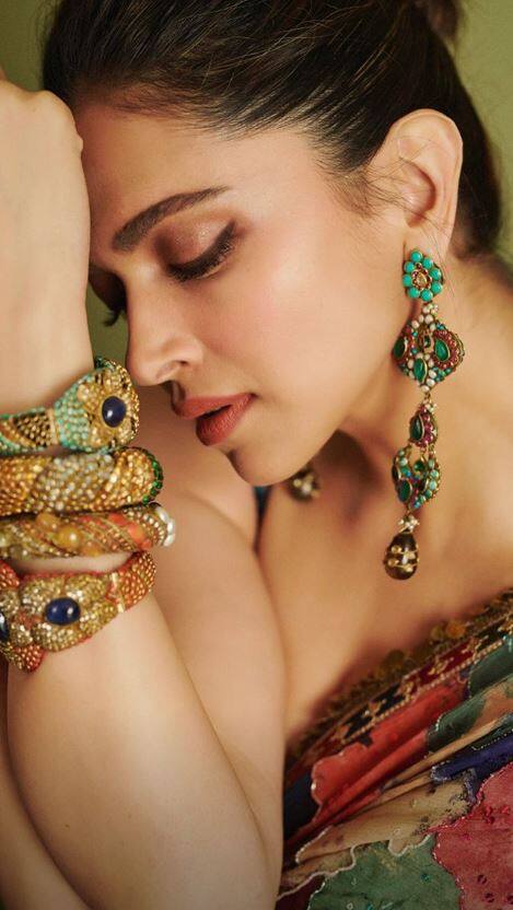 दीपिका ने इस लुक को सपोर्ट करने के लिए हैवी बैंगिल्स और कानों में लंबे ईयर पीस पहने थे. (Photo credit: @deepikapadukone Instgram)