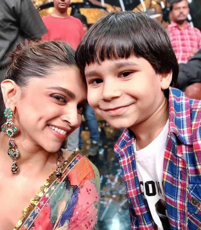 इसके साथ ही रियलिटी शो के सेट पर भी उन्होंने बच्चों के साथ खूब मस्ती की साथ ही सेल्फी भी ली. (Photo credit: Manav Manglani)