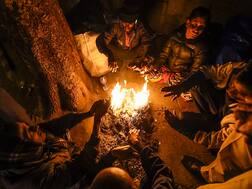 Weather Report: पहाड़ हों या मैदानी इलाके, ठंड से छुटकारा अभी नहीं, जानिए- कब तक रहेगा सर्दी का सितम