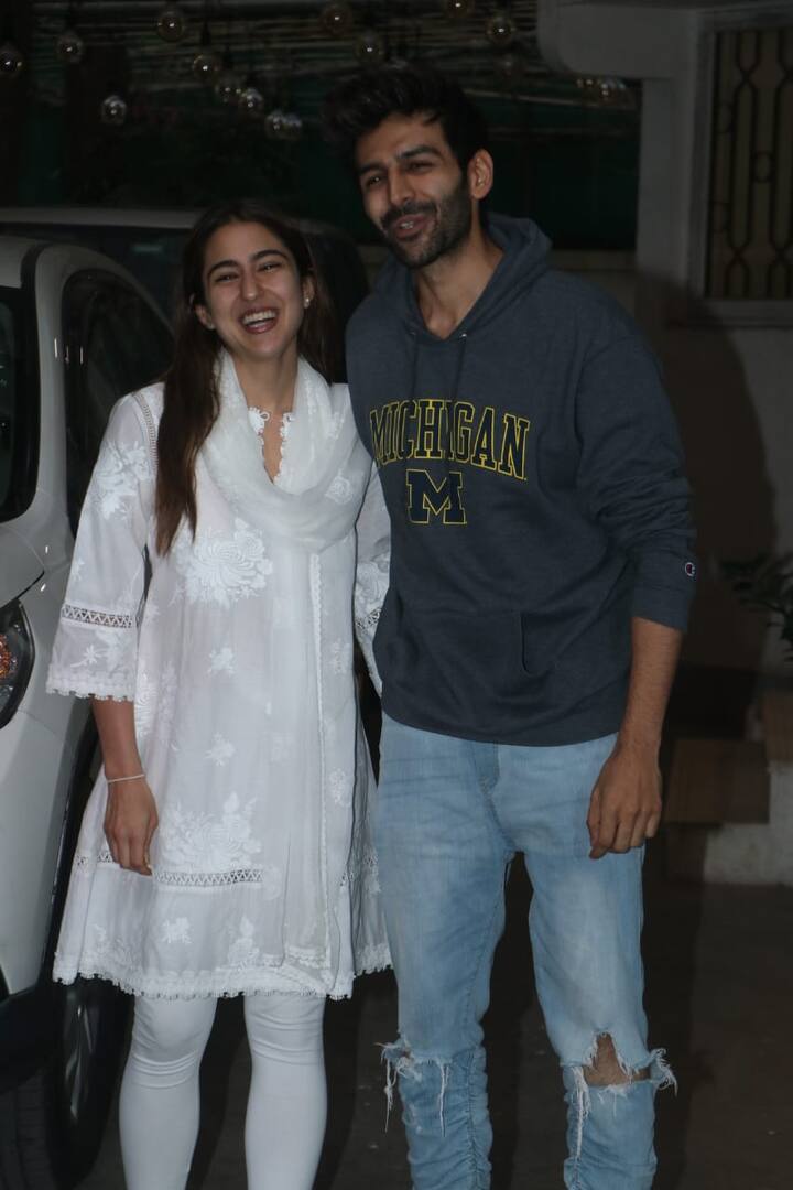 बॉलीवुड अभिनेता और कार्तिक आर्यन को लेकर पिछले कुछ समय से लगातार ब्रेकअप की खबरें आ रही है जिससे इस जोड़ी के फैंस काफी निराश हो गए थे. अब उनके ऐसे ही फैंस के लिए दोनों की कुछ खास तस्वीरें सामने आई हैं. (Photo Credit: Manav Manglani)