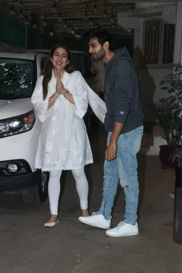 दरअसल हाल ही में आने वाली फिल्म 'लव आज कल 2' की डबिंग के लिए ये दोनों डबिंग स्टूडियो पहुंचे थे. (Photo Credit: Manav Manglani)