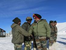 उत्तरी कमान के सेना प्रमुख लेफ्टिनेंट रणबीर सिंह पहुंचे कश्मीर, सेना के जवानों से की मुलाकात