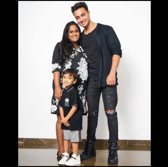 आयत शर्मा के जन्म के तीन दिन बाद, डैडी आयुष शर्मा ने आखिरकार अपनी बच्ची की पहली तस्वीरें सोशल मीडिया पर शेयर की हैं. (फोटो: इंस्टाग्राम)