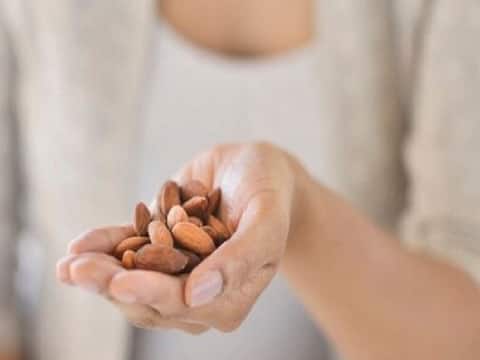 Health Tips: बादाम को ऐसे खाने से मिलेगा भरपूर फायदा, स्वास्थ्य भी रहेगा ठीक Health Tips: बादाम को ऐसे खाने से मिलेगा भरपूर फायदा, स्वास्थ्य भी रहेगा ठीक