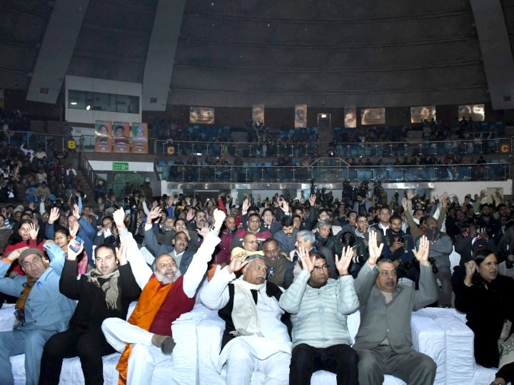 Delhi BJP's traders' convention at Talkatora Stadium दिल्ली बीजेपी के व्यापारी सम्मेलन में नहीं जुटे व्यापारी, मंत्रियों की लेटलतीफी और ठंड के चलते लोग वापस गए