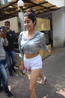 जिम के बाहर बेहर खूबसूरत अंदाज़ में स्पॉट की गईं जाह्नवी कपूर, सामने आई तस्वीरें