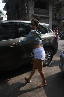 जिम के बाहर बेहर खूबसूरत अंदाज़ में स्पॉट की गईं जाह्नवी कपूर, सामने आई तस्वीरें