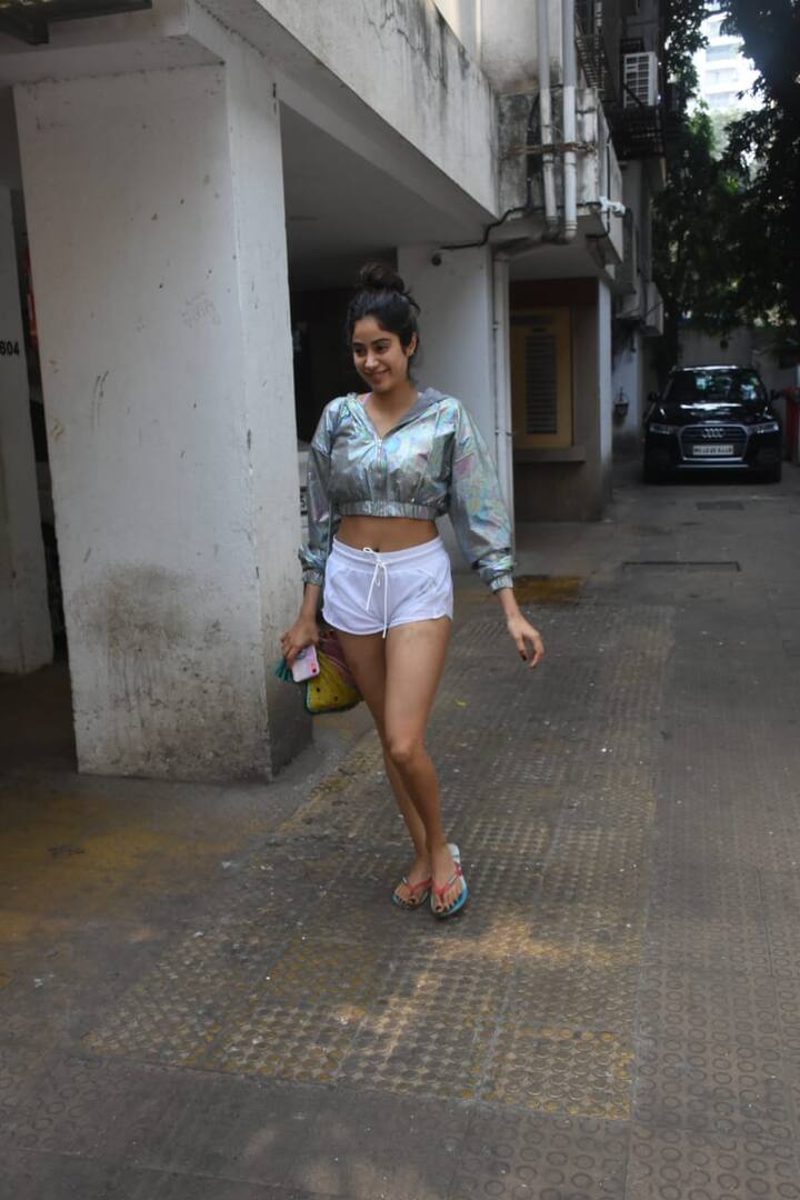  सोमवार को जाह्नवी ब्राउन कलर के क्रॉप टॉप और व्हाइट शॉर्ट्स में नजर आईं.