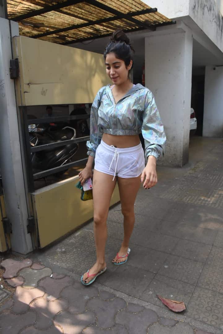  इसके अलावा जल्द ही उनकी फिल्म 'गुंजन सक्सेना' का ट्रेलर भी सामने आ सकता है.