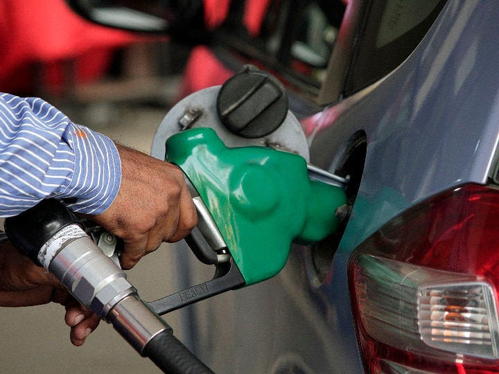 Cap on petrol, diesel excise duty raised in India पेट्रोल-डीजल पर अब अधिक टैक्स लगाएगी सरकार, जानिए कितने रुपये तक बढ़ सकती हैं कीमतें
