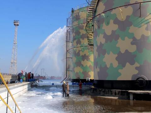 24 घंटे बाद भी धधक रही है कांडला बंदरगाह के निकट मेथेनॉल टैंक में लगी आग, कल हुई थी 4 की मौत 24 घंटे बाद भी धधक रही है कांडला बंदरगाह के निकट मेथेनॉल टैंक में लगी आग, कल हुई थी 4 की मौत